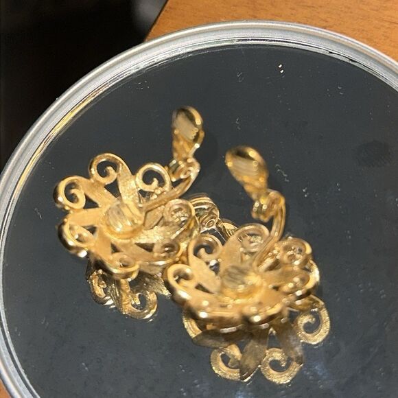 Vintage Monet shiny gold tone round filigree look clip on earrings - Picture 5 of 6